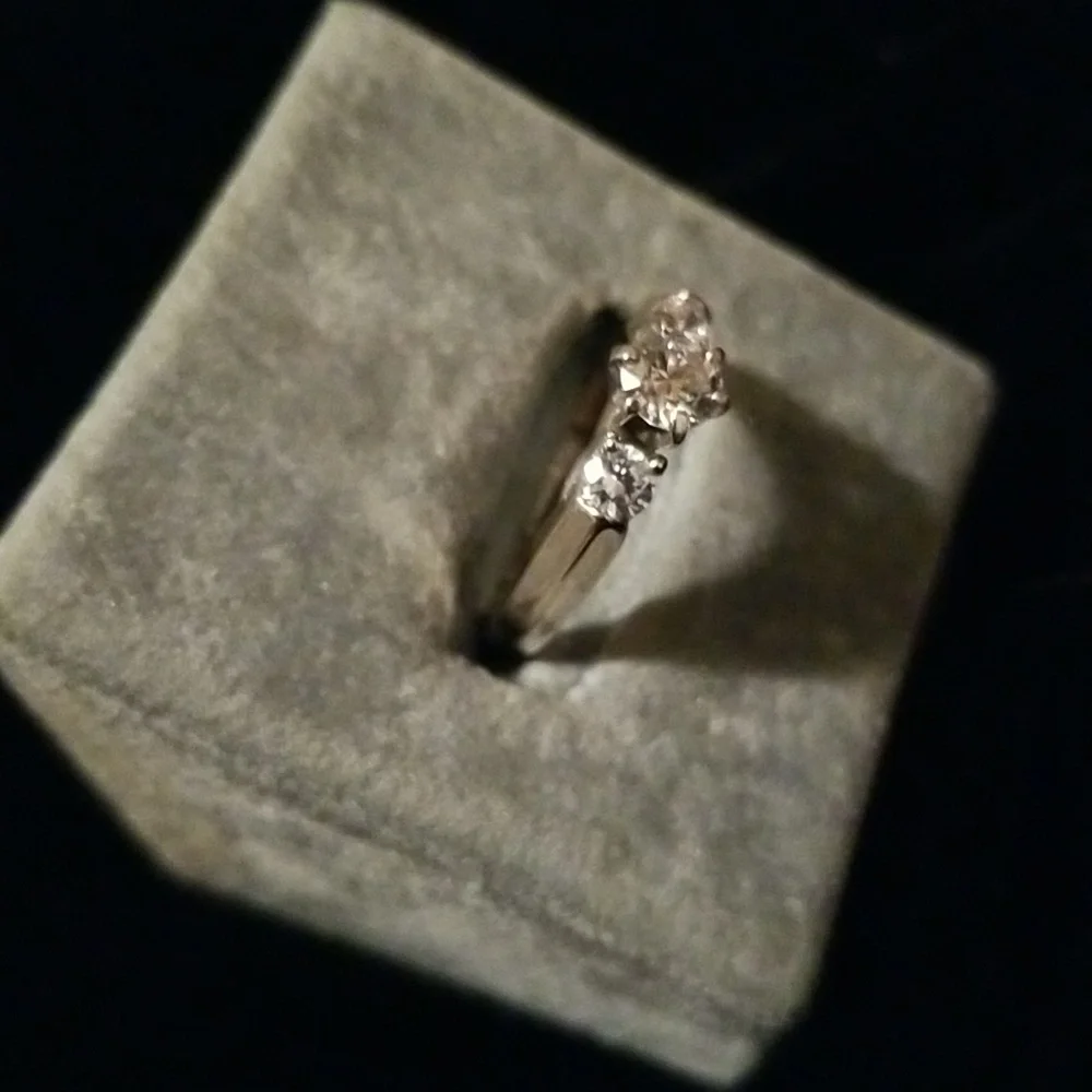 18K gold ring with 3 Beautiful Diamonds - Picture 2 of 13